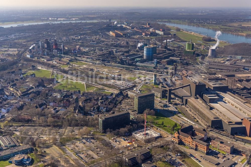 Duisburg von oben - Neubau des Unternehmens-Verwaltungsgebäude der thyssenkrupp Steel Europe AG an der Franz-Lenze-Straße in Duisburg im Bundesland Nordrhein-Westfalen, Deutschland