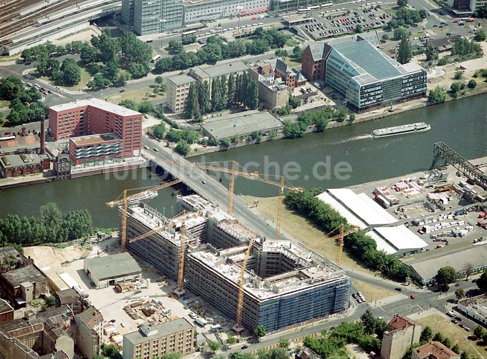 Berlin- Friedrichshain aus der Vogelperspektive: Neubau der Verdi- Zentrale an der Engelsbrücke nahe dem Ostbahnhof an der Spree