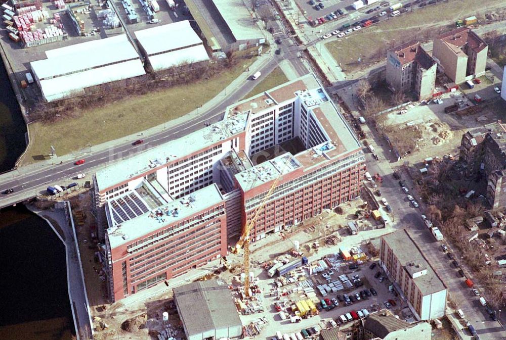 Berlin-Friedrichshain aus der Vogelperspektive: Neubau der ver.di-Zentrale an der Schillingbrücke/Holzmarktstraße