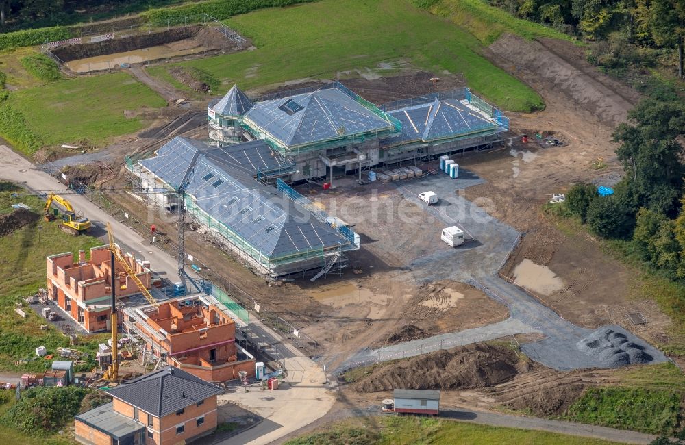 Arnsberg von oben - Neubau - Villa im Wohngebiet einer Einfamilienhaus- Siedlung in Arnsberg im Bundesland Nordrhein-Westfalen, Deutschland