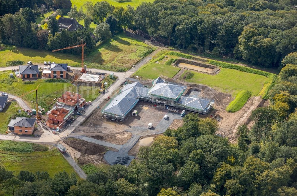 Arnsberg aus der Vogelperspektive: Neubau - Villa im Wohngebiet einer Einfamilienhaus- Siedlung in Arnsberg im Bundesland Nordrhein-Westfalen, Deutschland