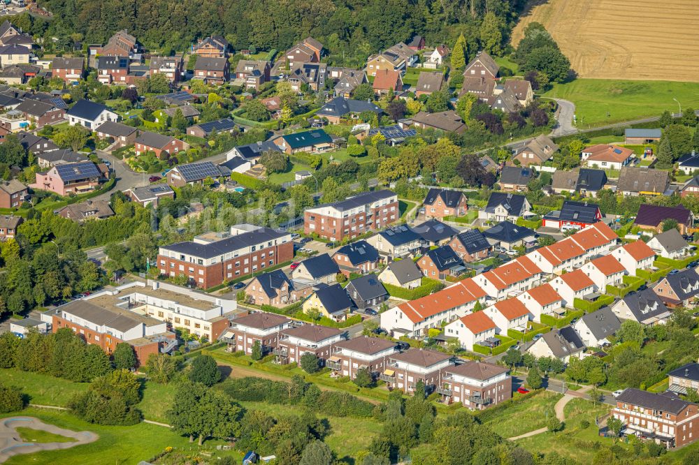 Beckum aus der Vogelperspektive: Neubau - Villa im Wohngebiet einer Einfamilienhaus- Siedlung in Beckum im Bundesland Nordrhein-Westfalen, Deutschland