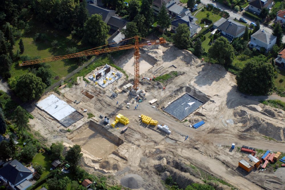 Berlin aus der Vogelperspektive: Neubau - Villa im Wohngebiet einer Einfamilienhaus- Siedlung in Berlin, Deutschland