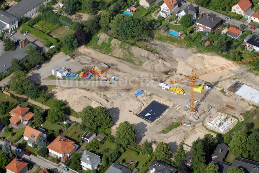 Berlin aus der Vogelperspektive: Neubau - Villa im Wohngebiet einer Einfamilienhaus- Siedlung in Berlin, Deutschland