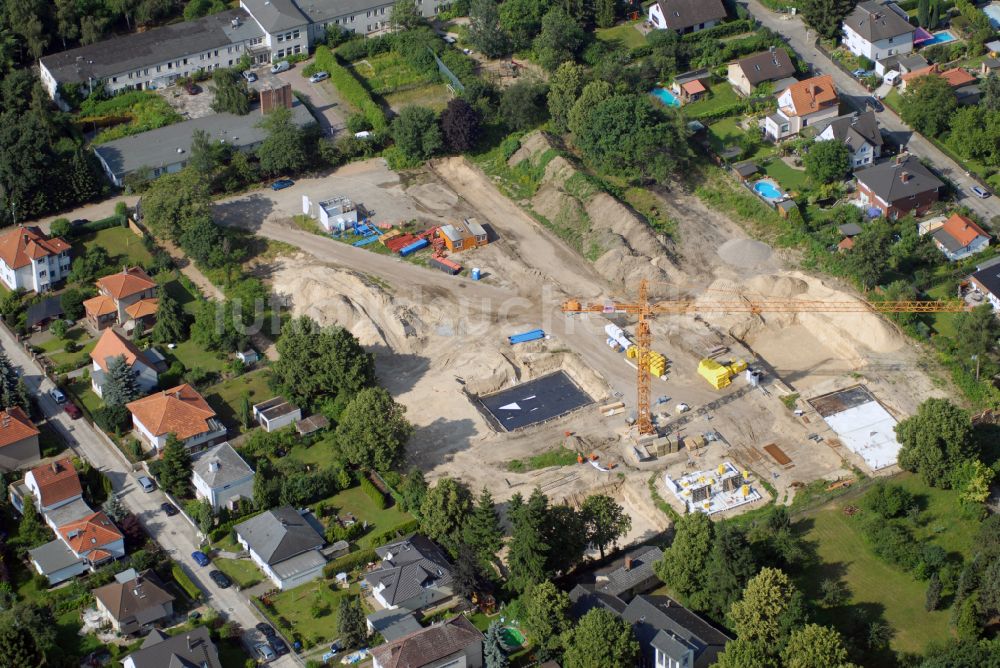 Berlin aus der Vogelperspektive: Neubau - Villa im Wohngebiet einer Einfamilienhaus- Siedlung in Berlin, Deutschland