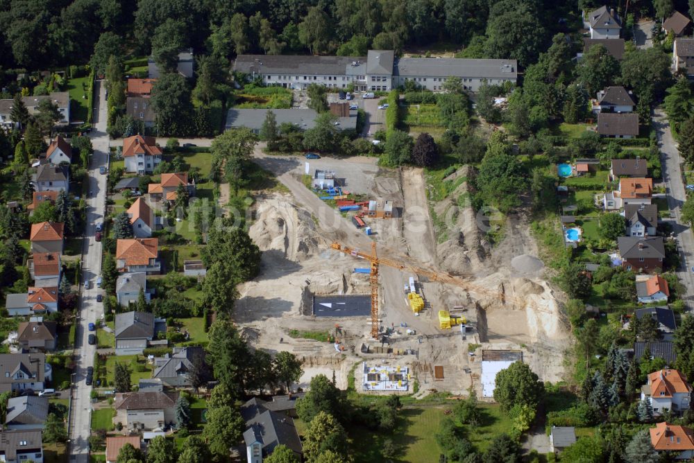 Berlin aus der Vogelperspektive: Neubau - Villa im Wohngebiet einer Einfamilienhaus- Siedlung in Berlin, Deutschland