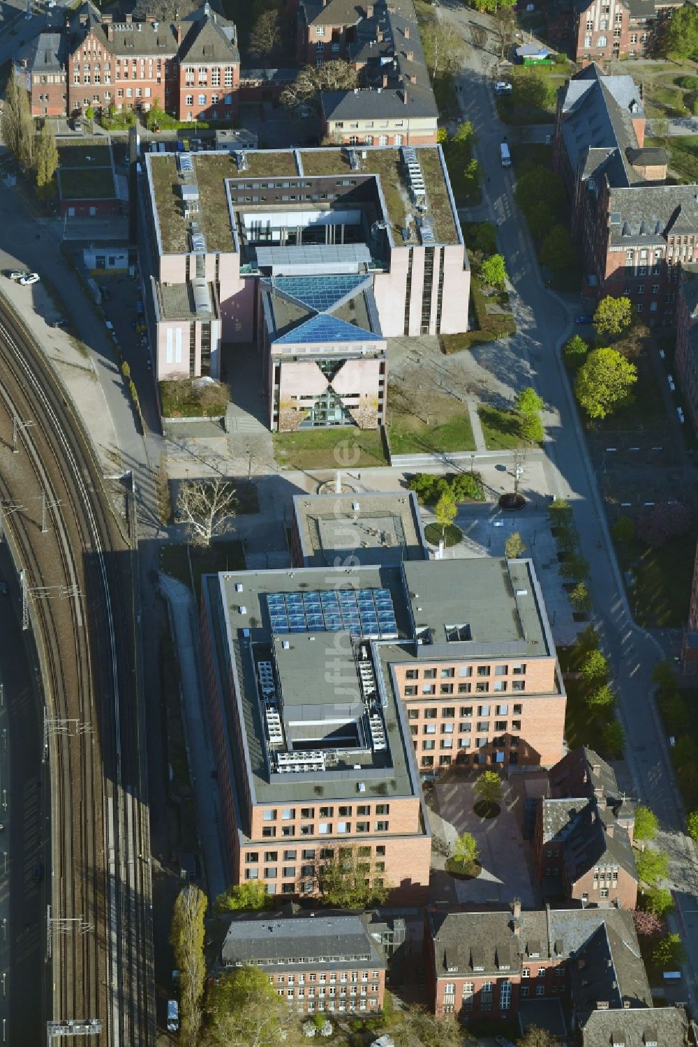 Luftaufnahme Berlin - Neubau Vorklinik und Forschungsgebäude am Universitätsklinikum Campus Charite Mitte ( CCM ) im Ortsteil Mitte in Berlin