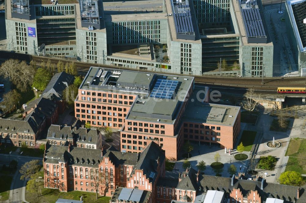 Luftaufnahme Berlin - Neubau Vorklinik und Forschungsgebäude am Universitätsklinikum Campus Charite Mitte ( CCM ) im Ortsteil Mitte in Berlin