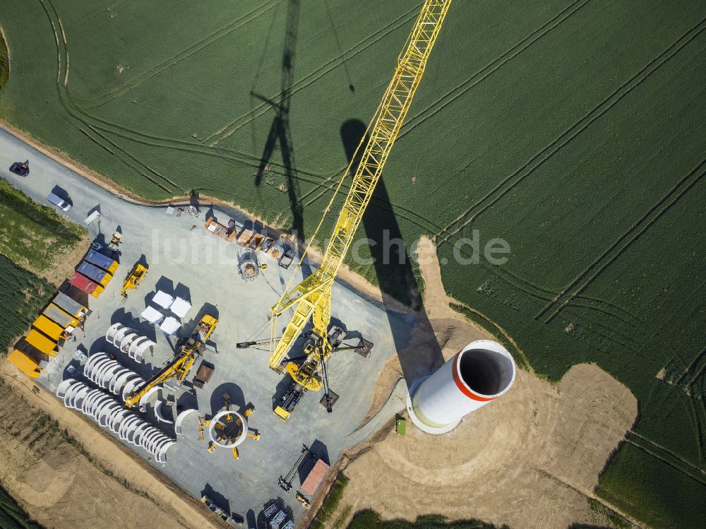 Heinsdorfergrund von oben - Neubau Windkraftanlagen auf einem Feld in Heinsdorfergrund im Bundesland Sachsen, Deutschland