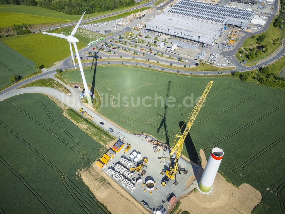 Heinsdorfergrund aus der Vogelperspektive: Neubau Windkraftanlagen auf einem Feld in Heinsdorfergrund im Bundesland Sachsen, Deutschland