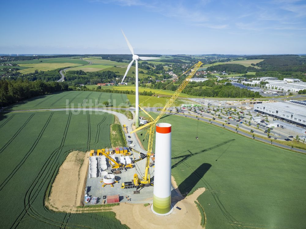 Luftbild Heinsdorfergrund - Neubau Windkraftanlagen auf einem Feld in Heinsdorfergrund im Bundesland Sachsen, Deutschland