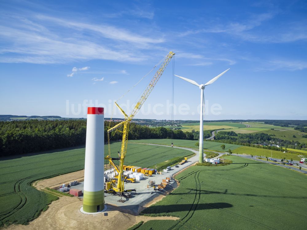 Luftaufnahme Heinsdorfergrund - Neubau Windkraftanlagen auf einem Feld in Heinsdorfergrund im Bundesland Sachsen, Deutschland