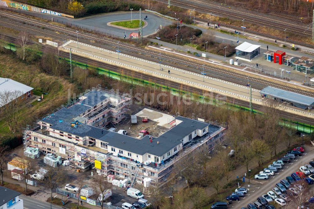 Holzwickede von oben - Neubau Wohn- und Geschäftshaus an der Bahnhofstraße in Holzwickede im Bundesland Nordrhein-Westfalen, Deutschland