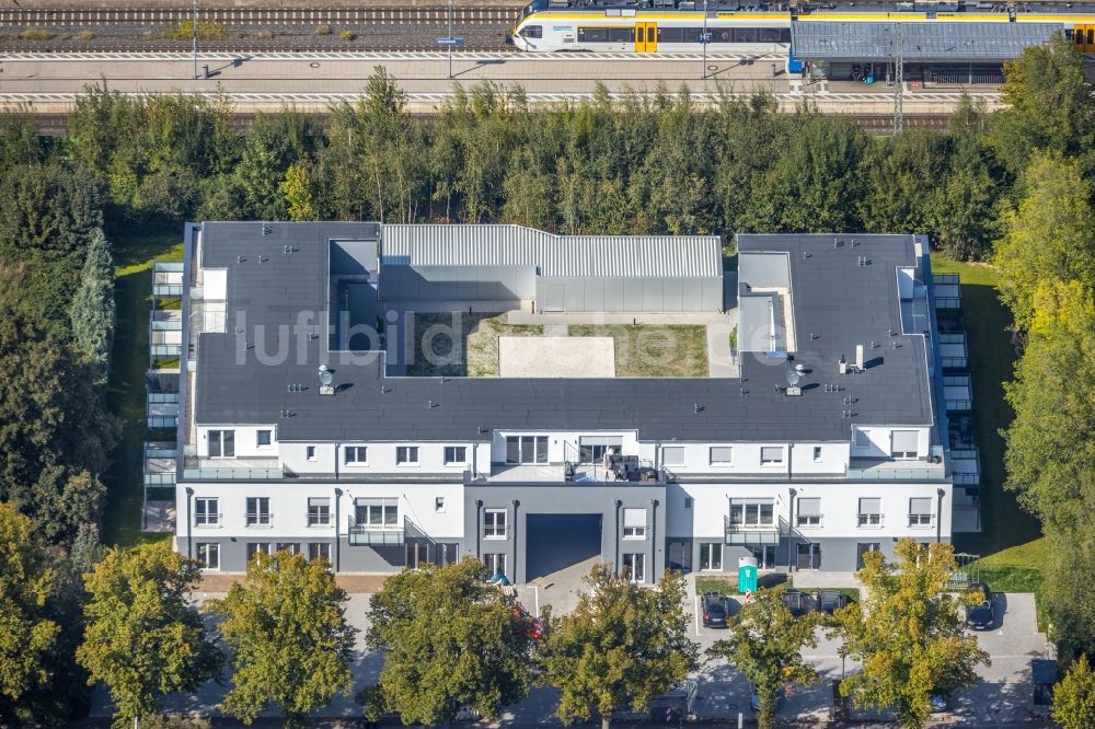 Holzwickede von oben - Neubau Wohn- und Geschäftshaus an der Bahnhofstraße in Holzwickede im Bundesland Nordrhein-Westfalen, Deutschland