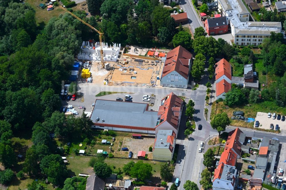 Werneuchen aus der Vogelperspektive: Neubau Wohn- und Geschäftshaus Breite Straße in Werneuchen im Bundesland Brandenburg, Deutschland