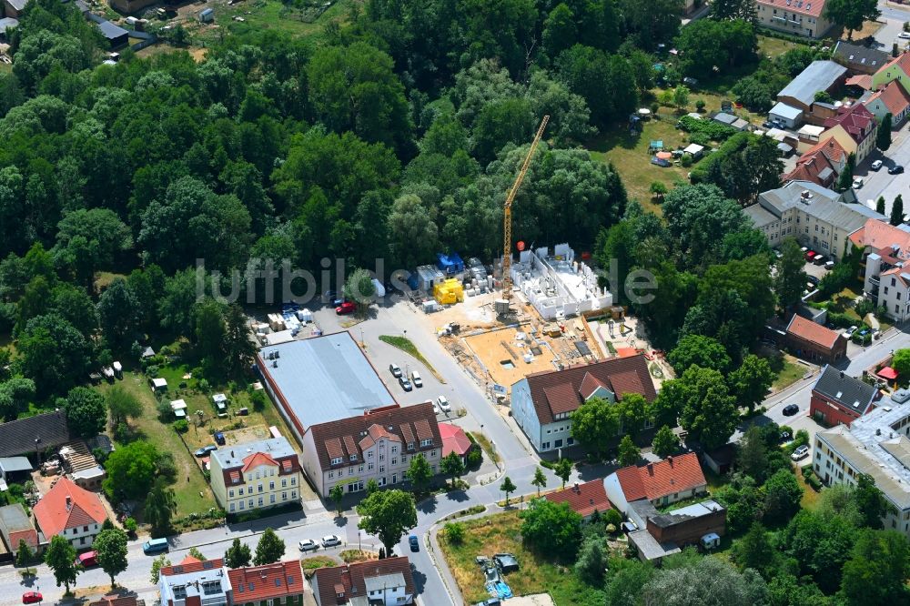 Werneuchen aus der Vogelperspektive: Neubau Wohn- und Geschäftshaus Breite Straße in Werneuchen im Bundesland Brandenburg, Deutschland