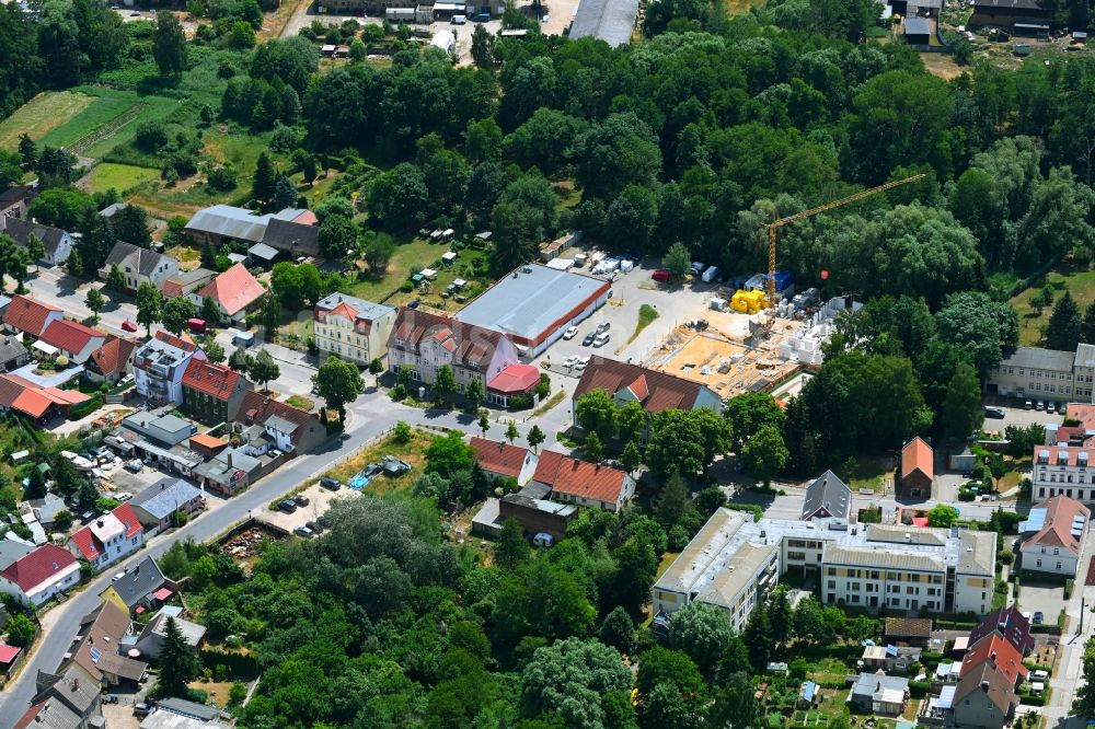 Werneuchen aus der Vogelperspektive: Neubau Wohn- und Geschäftshaus Breite Straße in Werneuchen im Bundesland Brandenburg, Deutschland