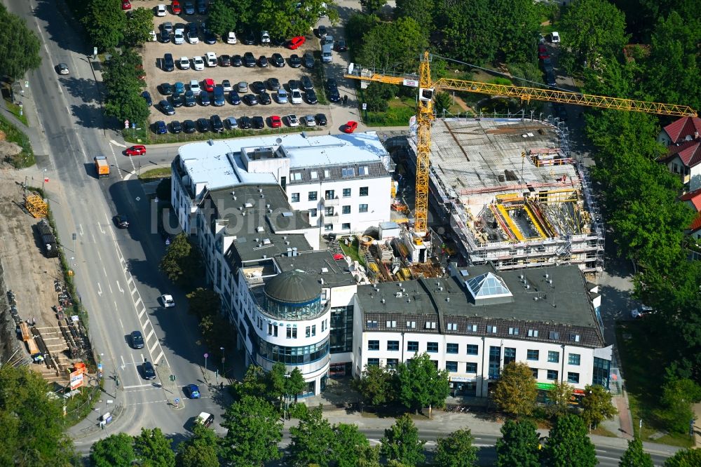 Luftbild Bernau - Neubau Wohn- und Geschäftshaus an der Jahnstraße - Neuer Schulweg - Ladenburger Chaussee in Bernau im Bundesland Brandenburg, Deutschland