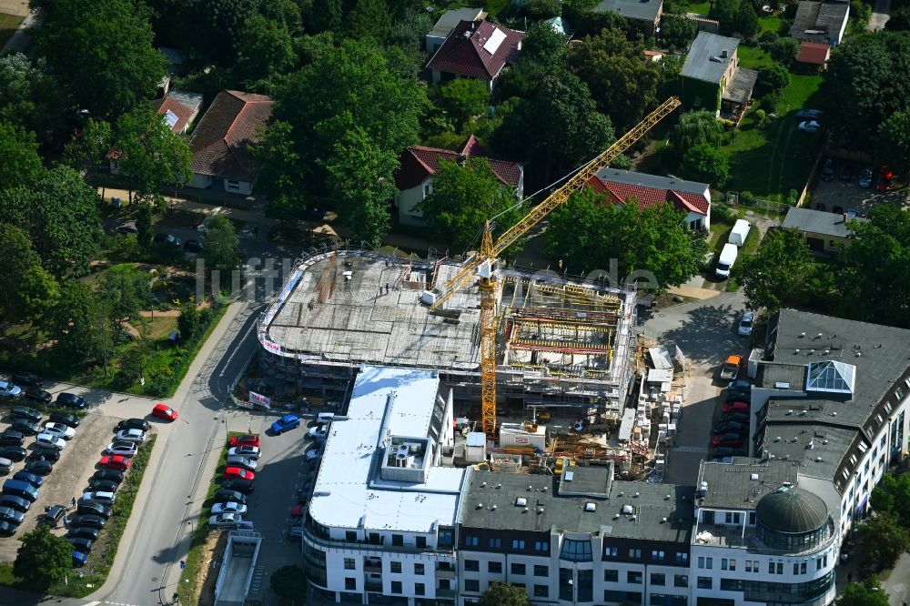 Luftbild Bernau - Neubau Wohn- und Geschäftshaus an der Jahnstraße - Neuer Schulweg - Ladenburger Chaussee in Bernau im Bundesland Brandenburg, Deutschland