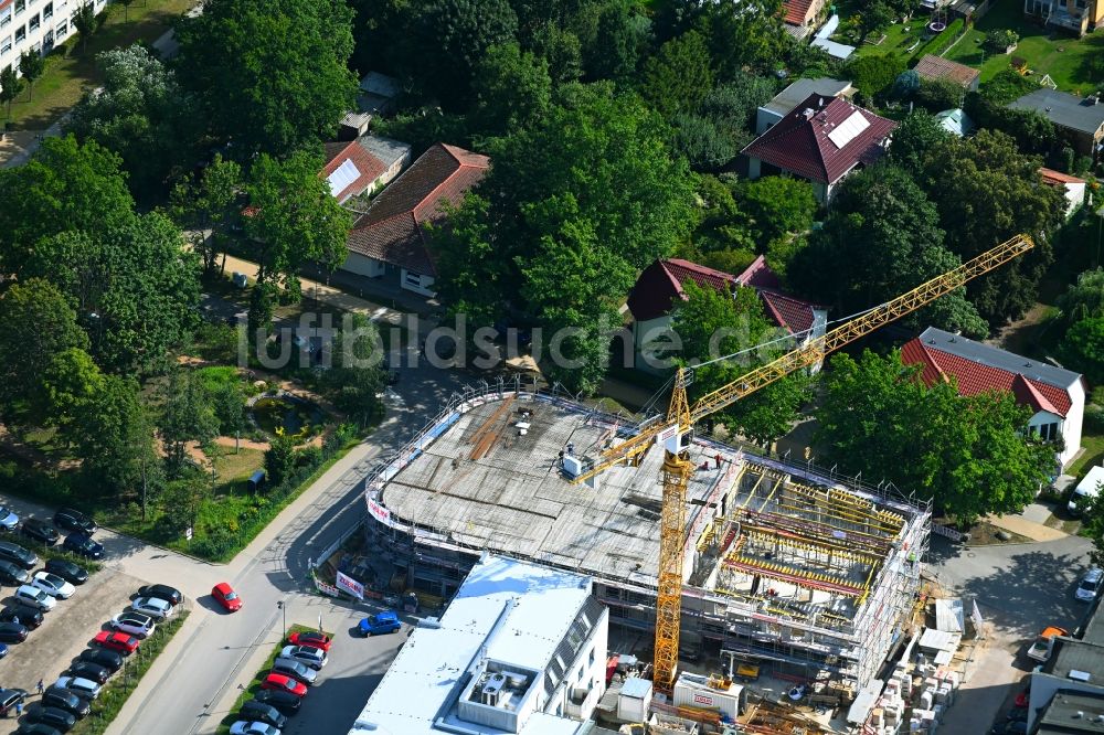 Bernau von oben - Neubau Wohn- und Geschäftshaus an der Jahnstraße - Neuer Schulweg - Ladenburger Chaussee in Bernau im Bundesland Brandenburg, Deutschland