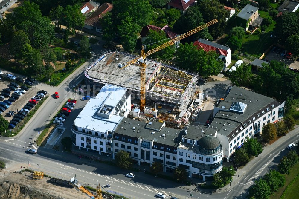 Bernau aus der Vogelperspektive: Neubau Wohn- und Geschäftshaus an der Jahnstraße - Neuer Schulweg - Ladenburger Chaussee in Bernau im Bundesland Brandenburg, Deutschland