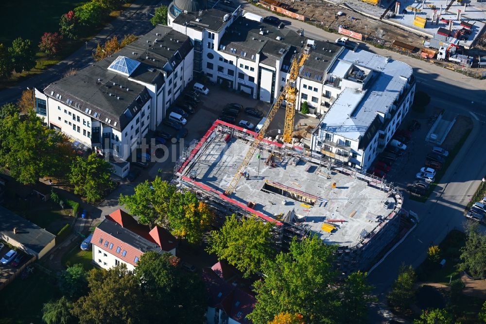 Bernau von oben - Neubau Wohn- und Geschäftshaus an der Jahnstraße - Neuer Schulweg - Ladenburger Chaussee in Bernau im Bundesland Brandenburg, Deutschland