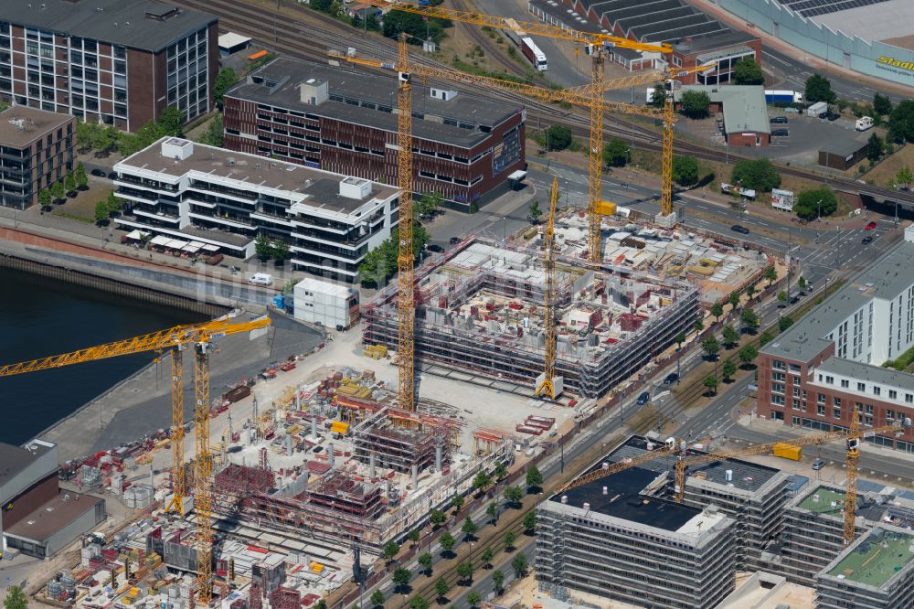 Bremen aus der Vogelperspektive: Neubau Wohn- und Geschäftshaus am Ludwig-Franzius-Platz in Bremen, Deutschland