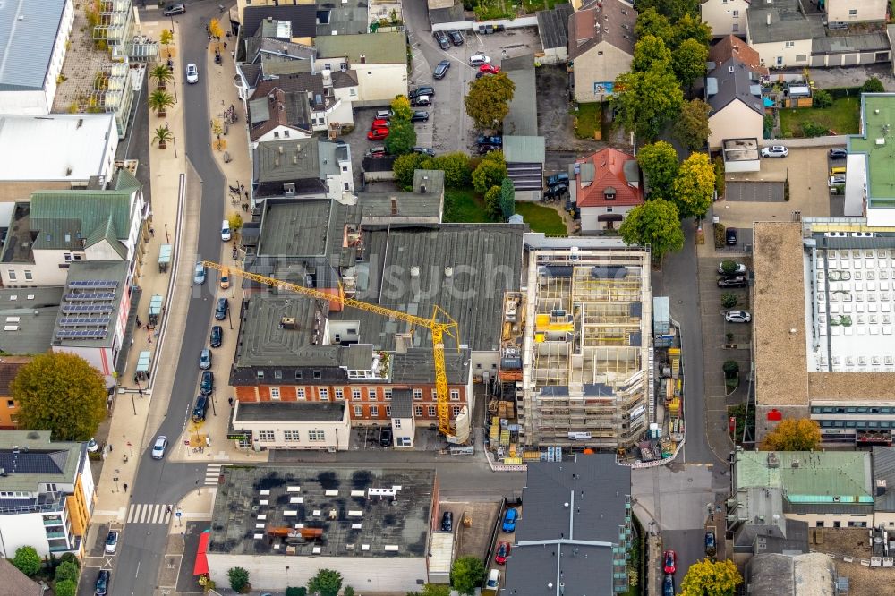 Luftaufnahme Menden (Sauerland) - Neubau Wohn- und Geschäftshaus an der Poststraße / Papenhausenstraße in Menden (Sauerland) im Bundesland Nordrhein-Westfalen, Deutschland