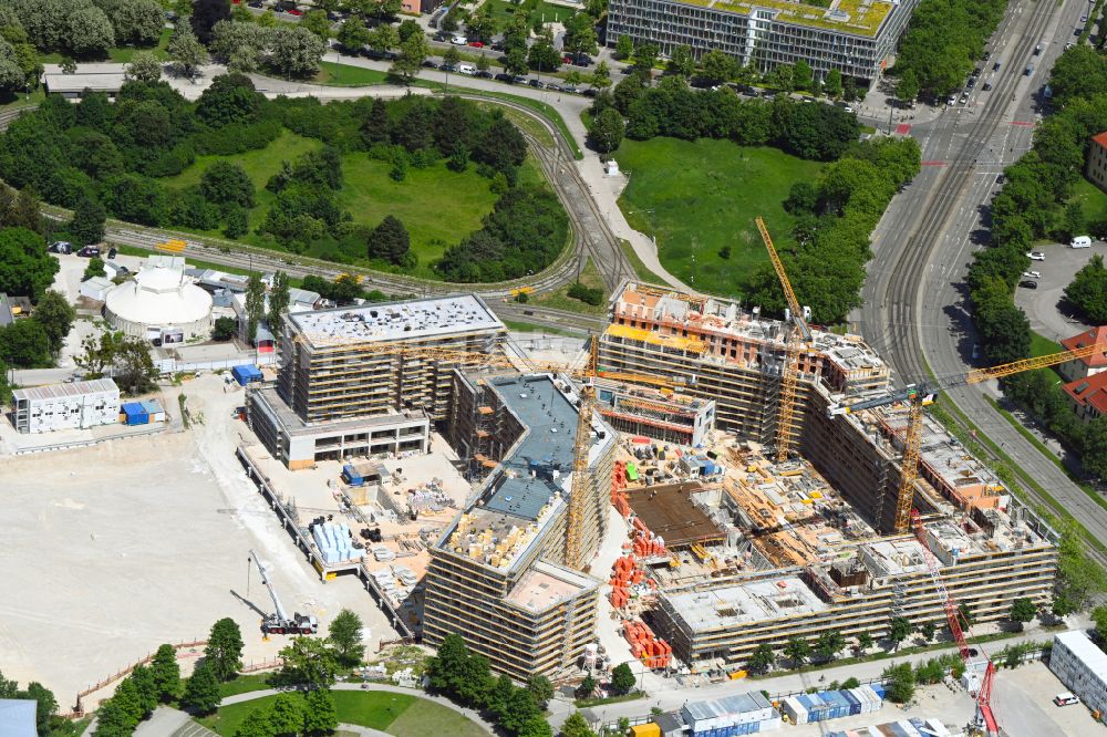 Luftaufnahme München - Neubau Wohn- und Geschäftshaus Viertel Südliches Oberwiesenfeld am Rosa-Luxemburg-Platz in München im Bundesland Bayern, Deutschland