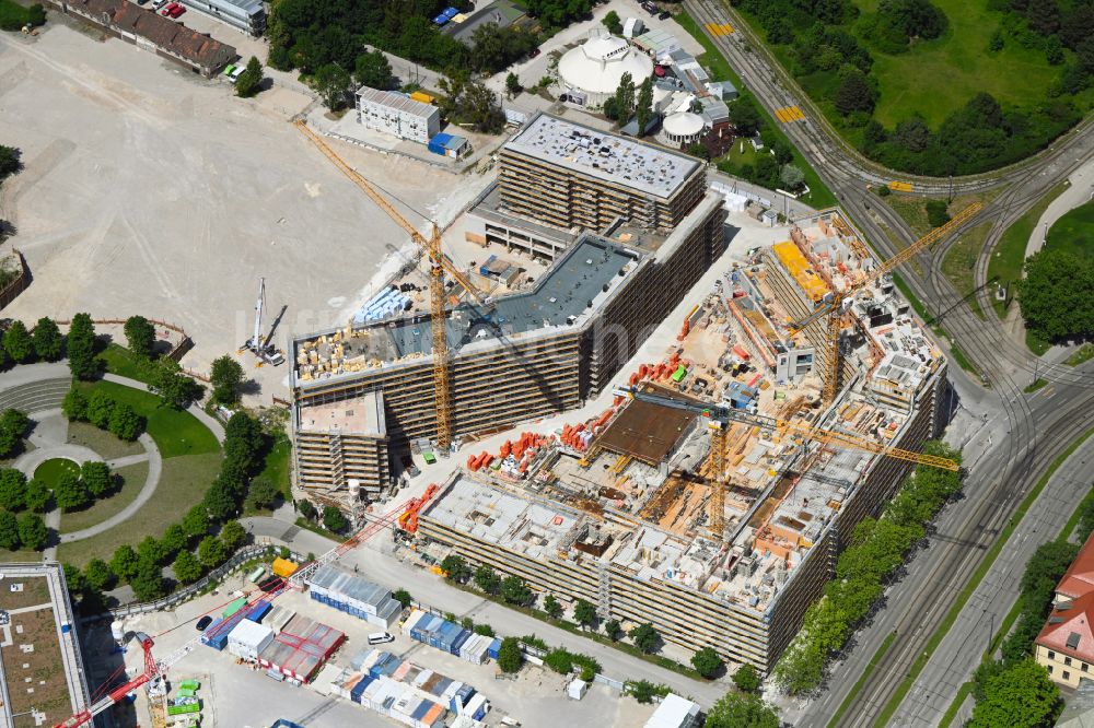 München von oben - Neubau Wohn- und Geschäftshaus Viertel Südliches Oberwiesenfeld am Rosa-Luxemburg-Platz in München im Bundesland Bayern, Deutschland