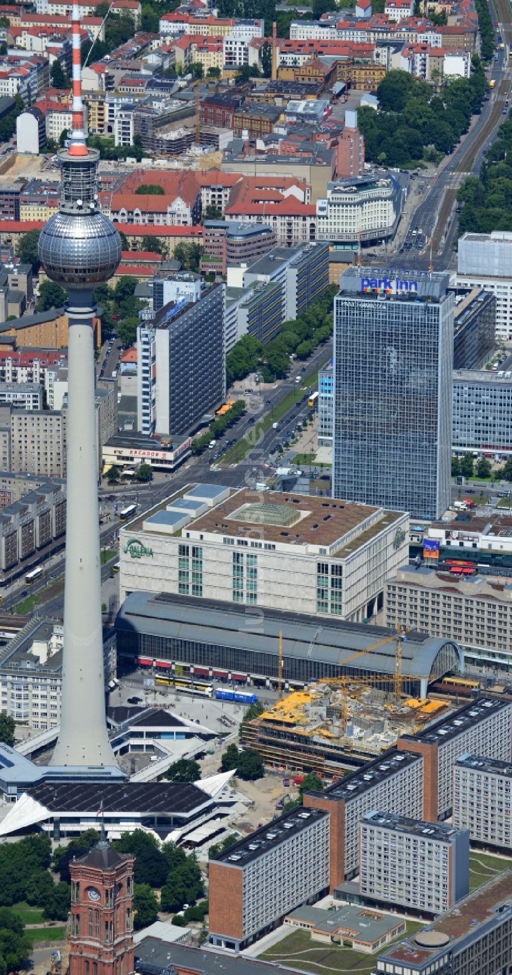 Luftbild Berlin - Neubau des Wohn- und Geschäftshauses Alea 101 am Alexanderplatz im Bezirk Mitte in Berlin