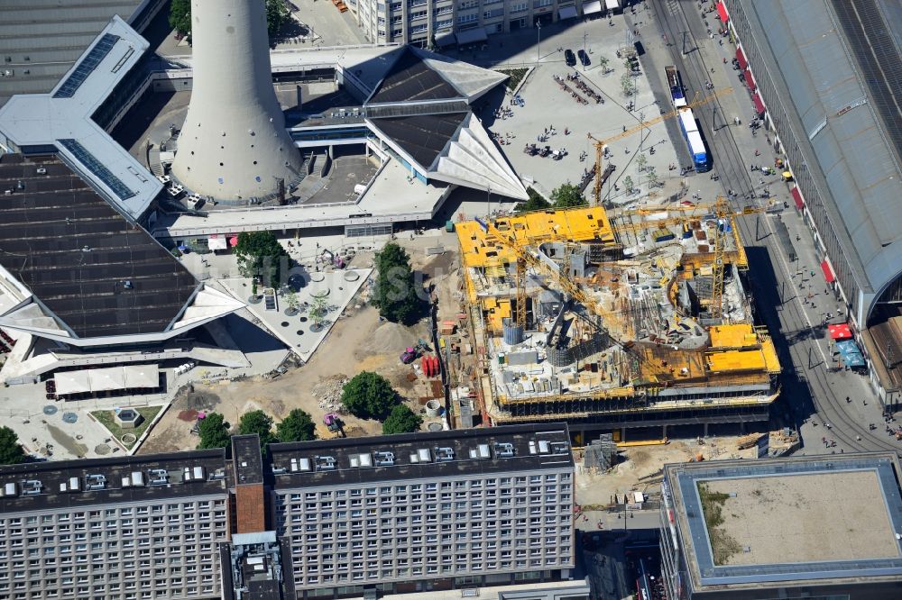 Berlin von oben - Neubau des Wohn- und Geschäftshauses Alea 101 am Alexanderplatz im Bezirk Mitte in Berlin