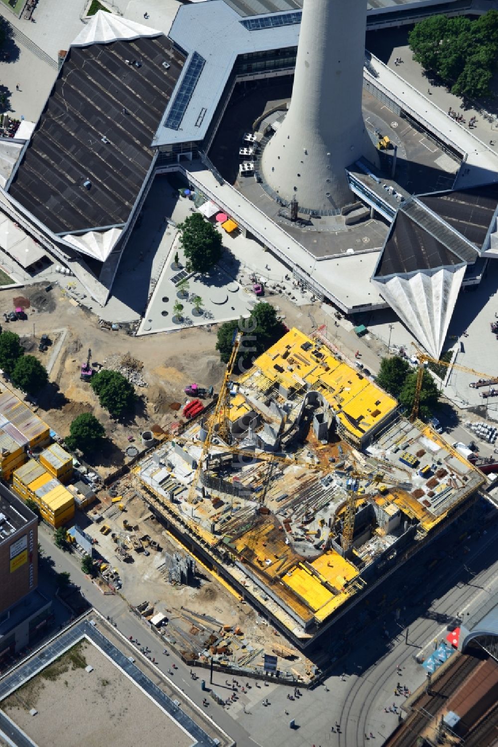 Berlin aus der Vogelperspektive: Neubau des Wohn- und Geschäftshauses Alea 101 am Alexanderplatz im Bezirk Mitte in Berlin