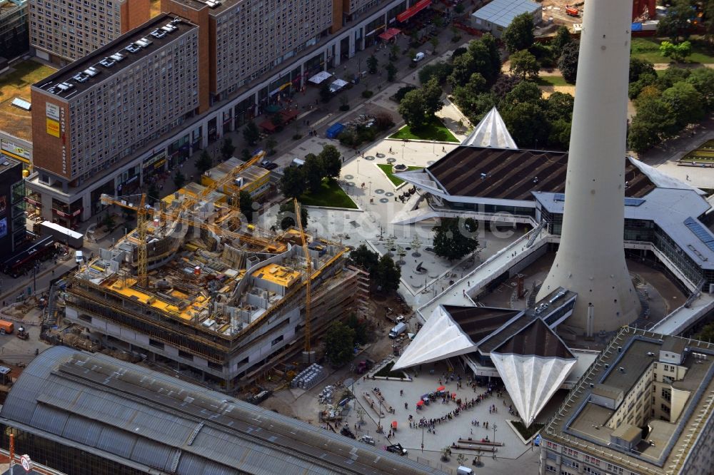 Berlin aus der Vogelperspektive: Neubau des Wohn- und Geschäftshauses Alea 101 am Alexanderplatz im Bezirk Mitte in Berlin