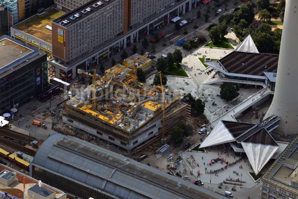 Luftbild Berlin - Neubau des Wohn- und Geschäftshauses Alea 101 am Alexanderplatz im Bezirk Mitte in Berlin