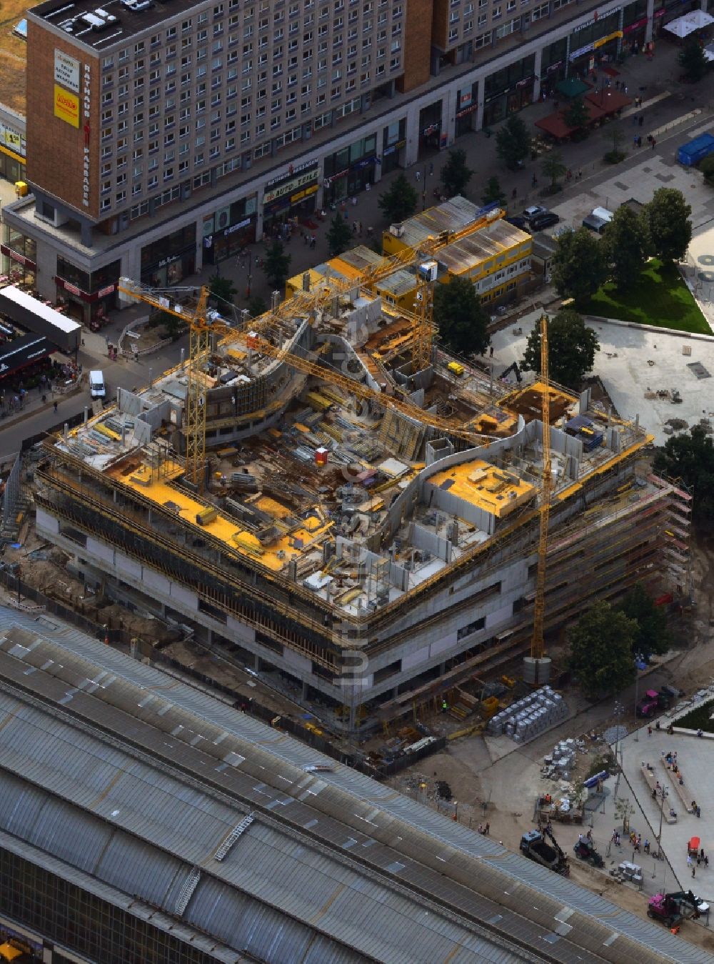 Luftaufnahme Berlin - Neubau des Wohn- und Geschäftshauses Alea 101 am Alexanderplatz im Bezirk Mitte in Berlin