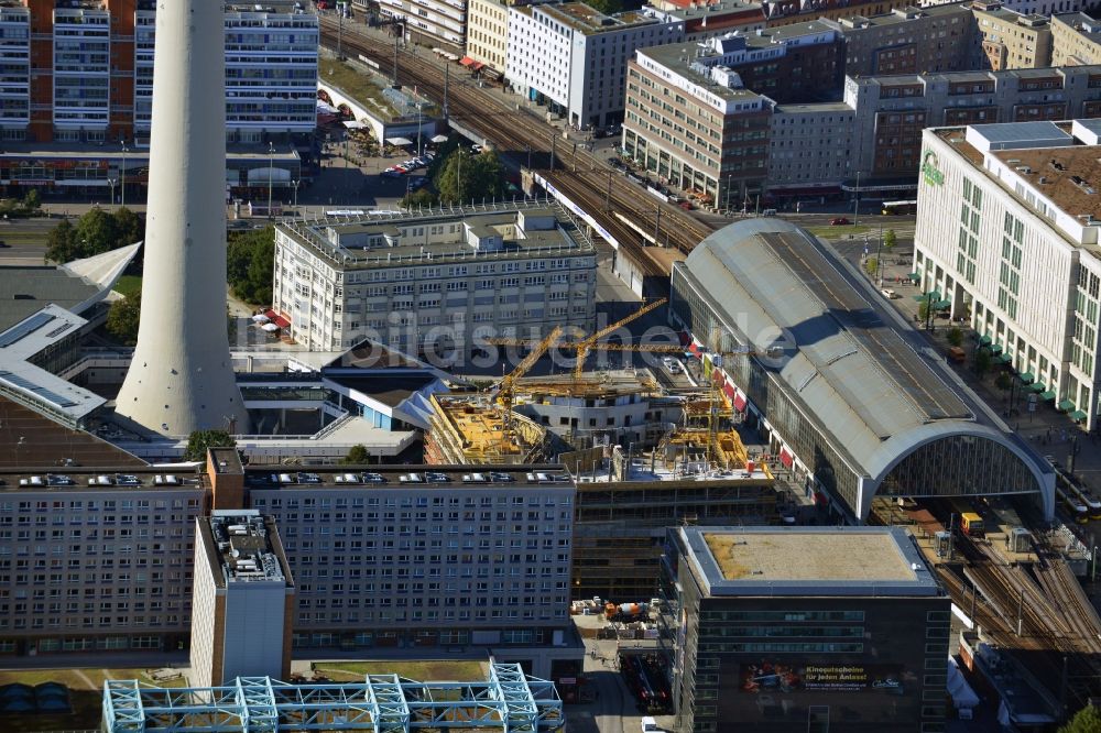 Luftbild Berlin - Neubau des Wohn- und Geschäftshauses Alea 101 am Alexanderplatz im Bezirk Mitte in Berlin