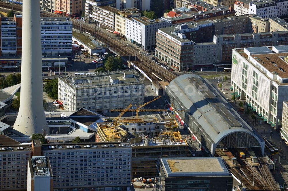 Luftaufnahme Berlin - Neubau des Wohn- und Geschäftshauses Alea 101 am Alexanderplatz im Bezirk Mitte in Berlin