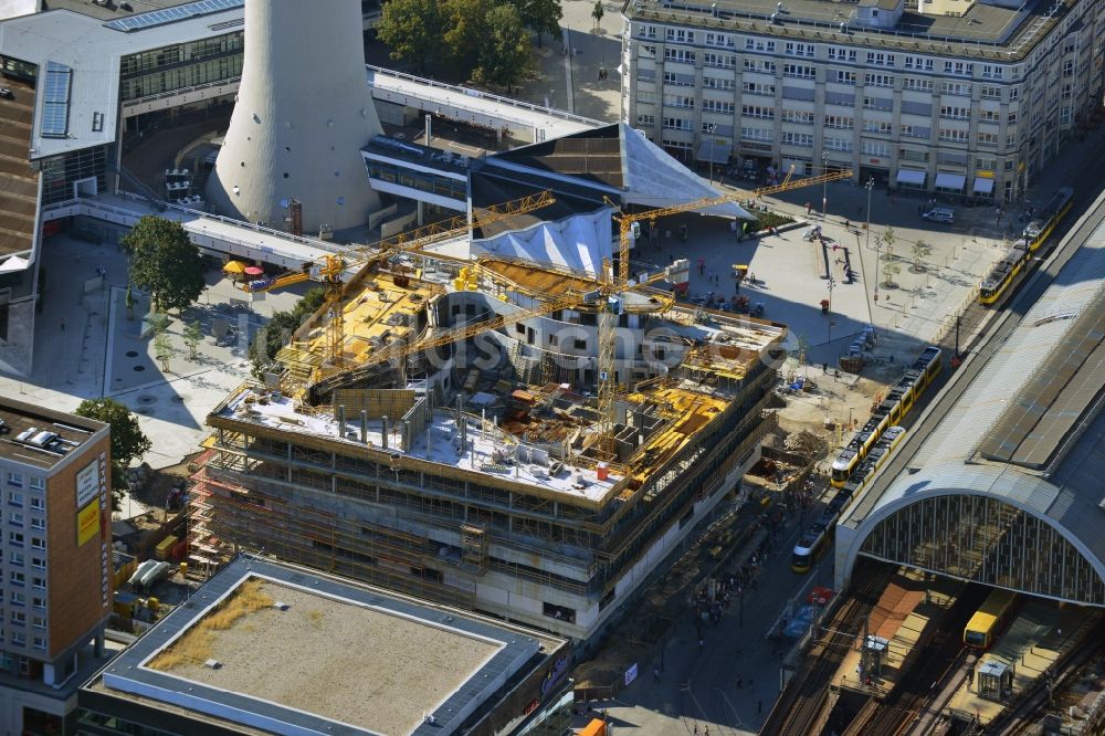 Berlin von oben - Neubau des Wohn- und Geschäftshauses Alea 101 am Alexanderplatz im Bezirk Mitte in Berlin