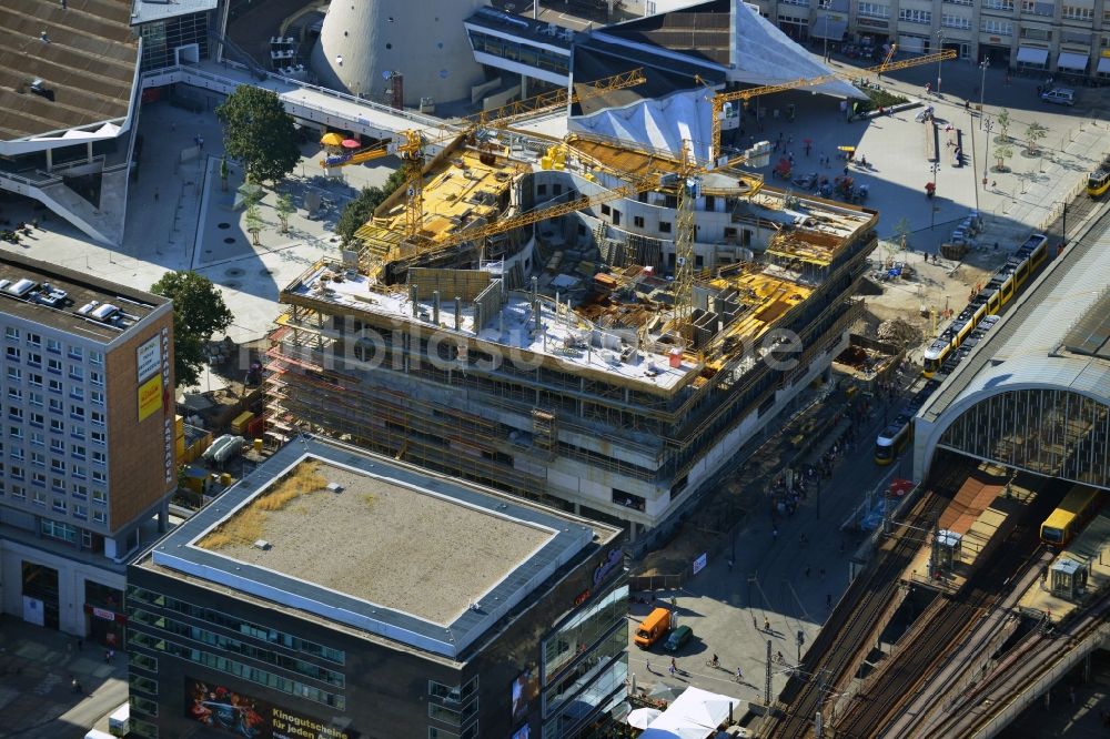 Berlin aus der Vogelperspektive: Neubau des Wohn- und Geschäftshauses Alea 101 am Alexanderplatz im Bezirk Mitte in Berlin