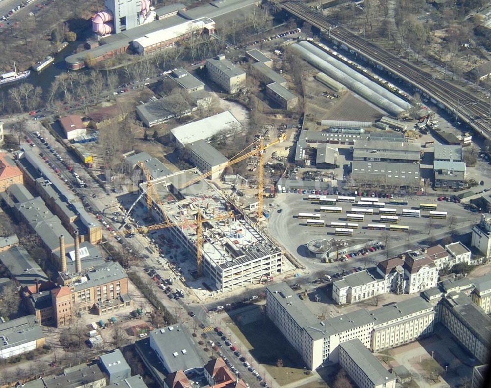 Luftbild Berlin - CHARLOTTENBURG - Neubau eines Wohn- und Geschäftshauses am Bahnhof Zoologischer Garten in Berlin-Charlottenburg. 22.03.03