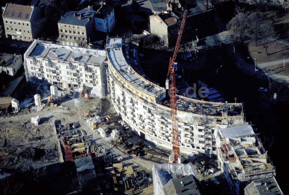 Berlin - WEISSENSEE von oben - Neubau eines Wohn- und Geschäftshauses in Berlin-Weißensee. 1995