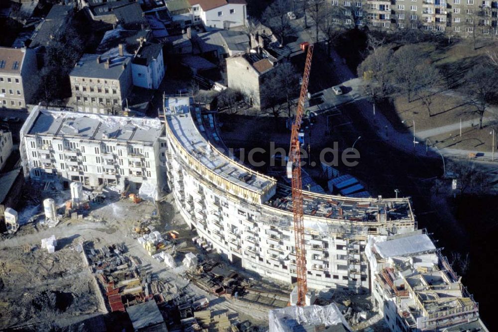 Berlin - WEISSENSEE aus der Vogelperspektive: Neubau eines Wohn- und Geschäftshauses in Berlin-Weißensee. 1995