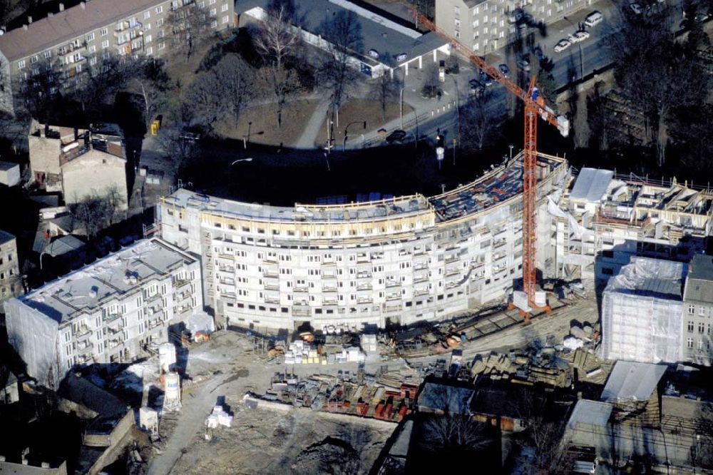 Berlin - WEISSENSEE von oben - Neubau eines Wohn- und Geschäftshauses in Berlin-Weißensee. 1995