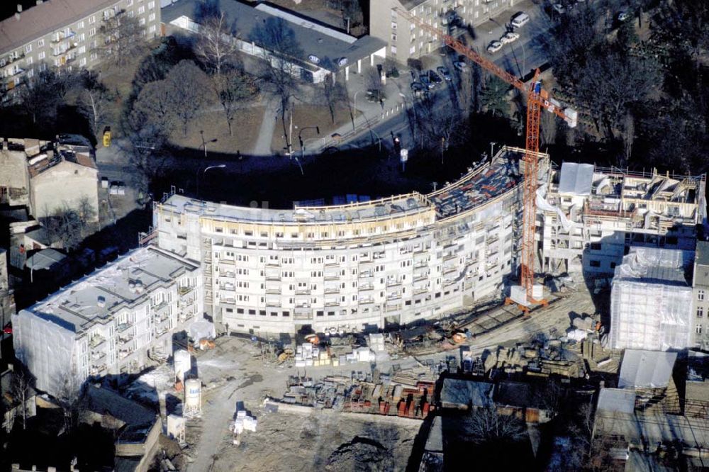 Berlin - WEISSENSEE aus der Vogelperspektive: Neubau eines Wohn- und Geschäftshauses in Berlin-Weißensee. 1995