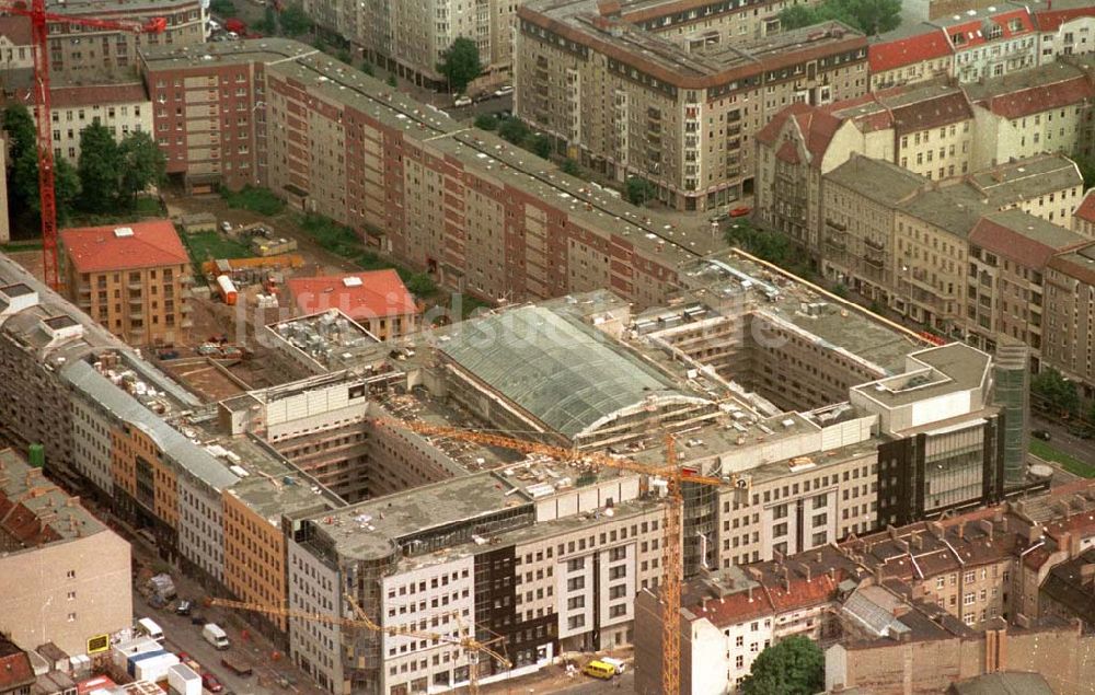 Luftaufnahme Berlin - Neubau eines Wohn und Geschäftshauses in der Frankfurter Allee Ecke Voigtstraße. 06.1995