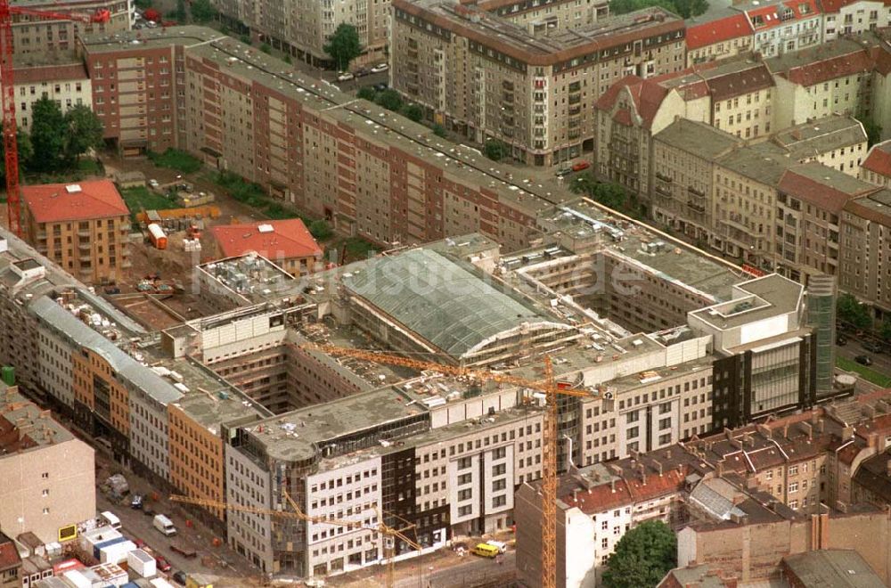 Berlin aus der Vogelperspektive: Neubau eines Wohn und Geschäftshauses in der Frankfurter Allee Ecke Voigtstraße. 06.1995