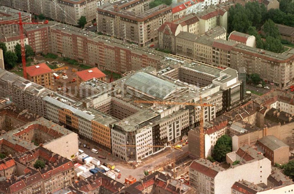 Luftbild Berlin - Neubau eines Wohn und Geschäftshauses in der Frankfurter Allee Ecke Voigtstraße. 06.1995