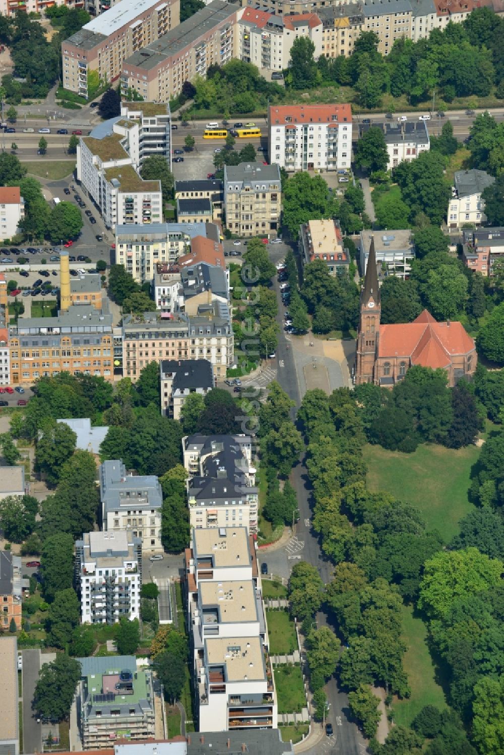 Leipzig aus der Vogelperspektive: Neubau- Wohnanlage mit modernen Stadthäusern und Mehrfamilienhäusern am Clara-Zetkin-Park in Leipzig im Bundesland Sachsen