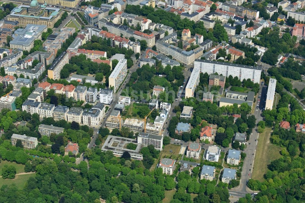 Leipzig von oben - Neubau- Wohnanlage mit modernen Stadthäusern und Mehrfamilienhäusern am Clara-Zetkin-Park in Leipzig im Bundesland Sachsen